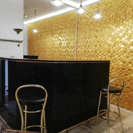 Center Spacious With Free Parking *