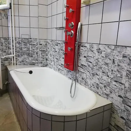 Center Spacious With Free Parking Apartment