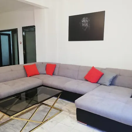 Center Spacious With Free Parking