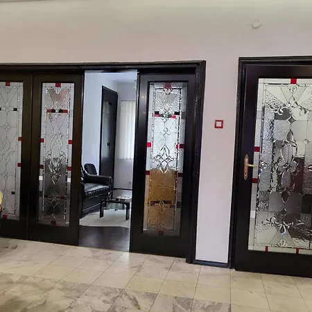 Center Spacious With Free Parking *