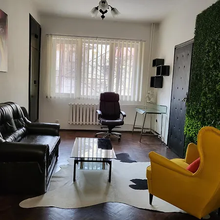 Center Spacious With Free Parking *