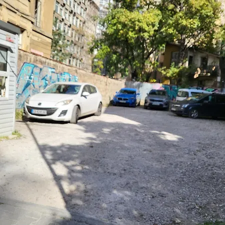 Center Spacious With Free Parking