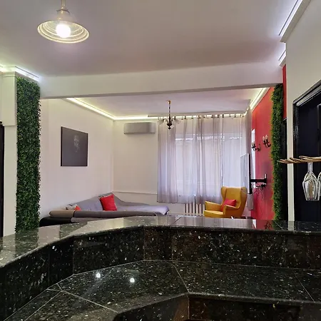 Center Spacious With Free Parking Apartment *