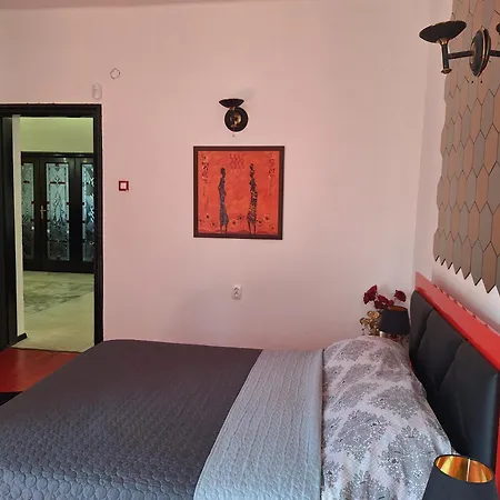 Center Spacious With Free Parking *